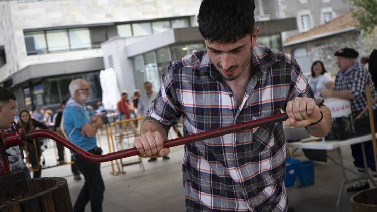 Urriaren 4an Laudiok Euskal Herriko Dantzari Eguna eta Sagar Eguna biziko ditu