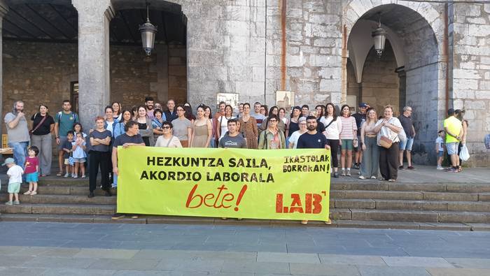 Lanuztea eta mobilizazioa egin dituzte Laudio Ikastolako langileek, Hezkuntza Sailari “akordio laborala betetzea” eskatzeko