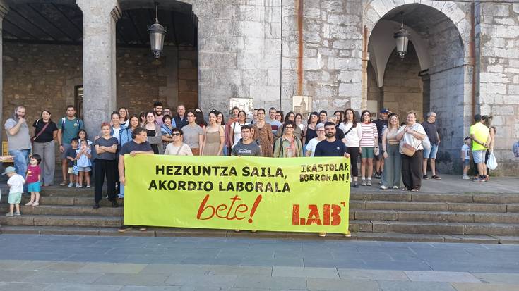 Lanuztea eta mobilizazioa egin dituzte Laudio Ikastolako langileek, Hezkuntza Sailari “akordio laborala betetzea” eskatzeko