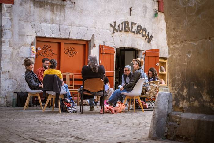 Mendebaldetik ekialdera, euskararen herria harilkatuz