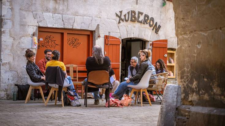 Mendebaldetik ekialdera, euskararen herria harilkatuz