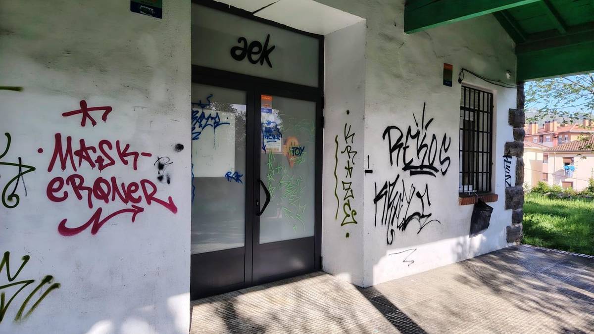 Euskaltegian behin eta berriz margoketak agertzen direla salatu du Amurrioko AEK-k