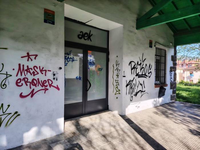 Euskaltegian behin eta berriz margoketak agertzen direla salatu du Amurrioko AEK-k