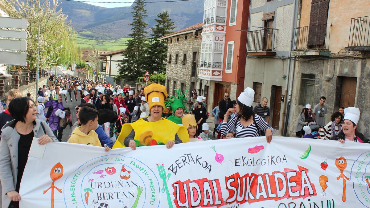 Urduña Herri Eskolako jantoki eredua arriskuan dagoela salatu du Guraso Elkarteak, atzo Eusko Legebiltzarrean jasotako informazioan oinarrituta