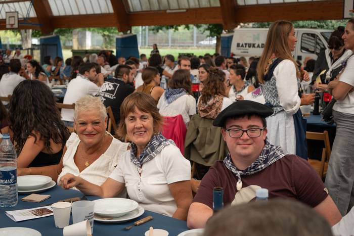 Ehunka lagun bildu dituzte j 36 1757018424171