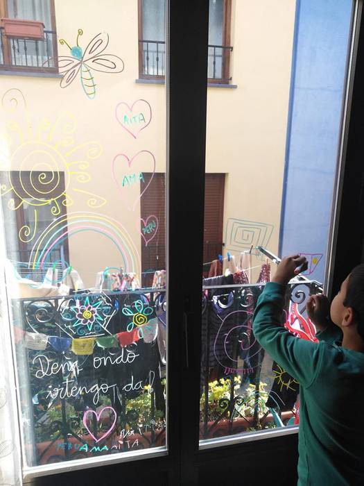 Kristaletarako errotulkiekin leiho apainketa