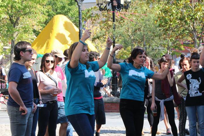 Gazte ugari batu zituen Inde 9 1508073799990