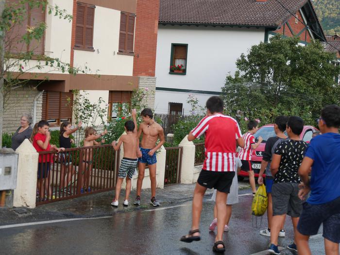 Ura eskatzen zeharkatu dute  4 1536436248280