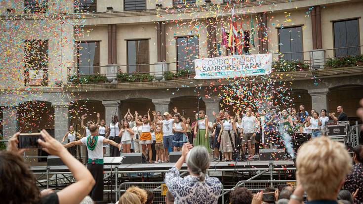 ArteOn abesbatzaren pregoiak dantzan jarri du Laudioko Herriko plaza
