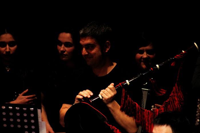 Eskualdeko ehundik gora dantzari eta musikarik koloreztatu zuten Amurrio Antzokiko oholtza - 34