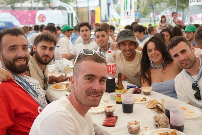 Ehunka lagunek egin dute bat 15 1755423042797