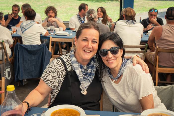 Ehunka lagun bildu dituzte j 69 1757018518768