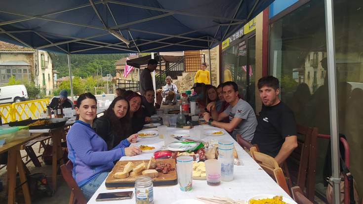 Paella, karta eta igel txapelketekin girotutako asteburua Irabien auzoan