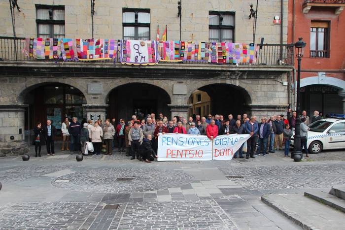 Aiaraldeko plazak bete dituz 2 1520881078511