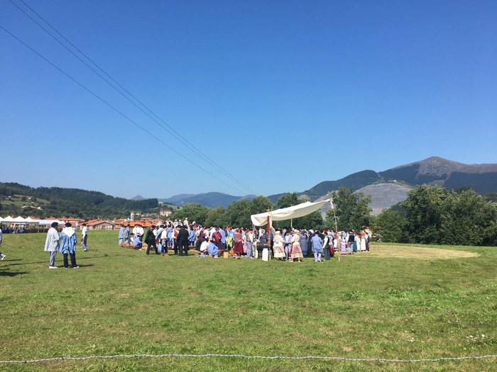 300 lagunek hartu dute parte Jose Arrueren margolanaren antzezpenean - 6