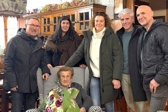 100 urte bete dituen Milagros Salazar zoriondu du Arrankudiaga-Zolloko udalak