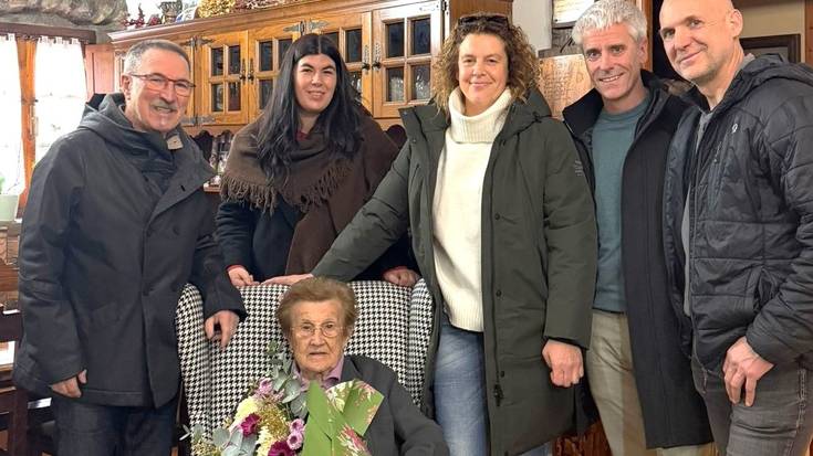 100 urte bete dituen Milagros Salazar zoriondu du Arrankudiaga-Zolloko udalak