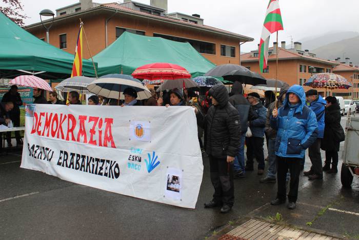 Dozenaka lagun atera dira ka 10 1521978448409