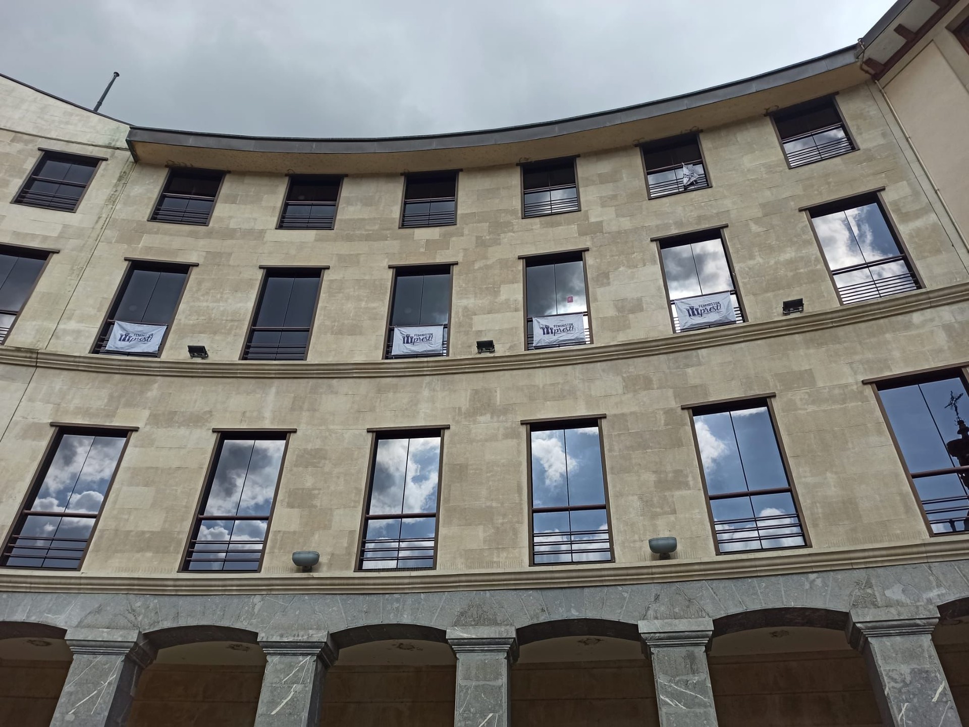 Martxoaren 8ko mobilizazioen harira EAJ-PSEren gobernu taldeak hartutako erabakiaren aurka azaldu dira EH Bildu eta Omnia