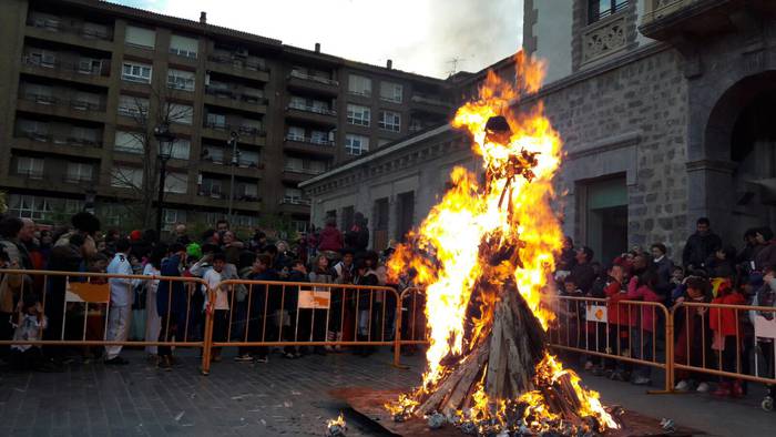 Suak agurtu zituen Aratustea 28 1488369072332