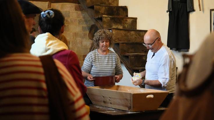 Antzinako ohiturak belaunaldi berriei transmititu dizkiete Artziniegako herri oratze erakusketan