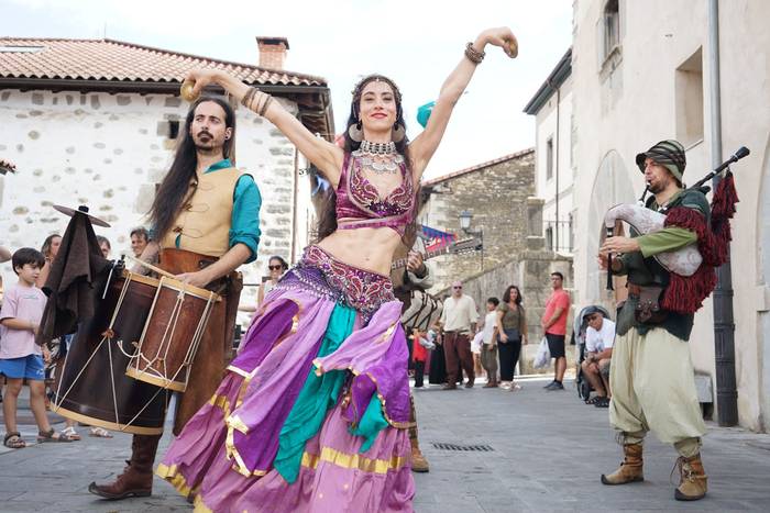 Jendez beteta itzuli da Artz 34 1758400053805