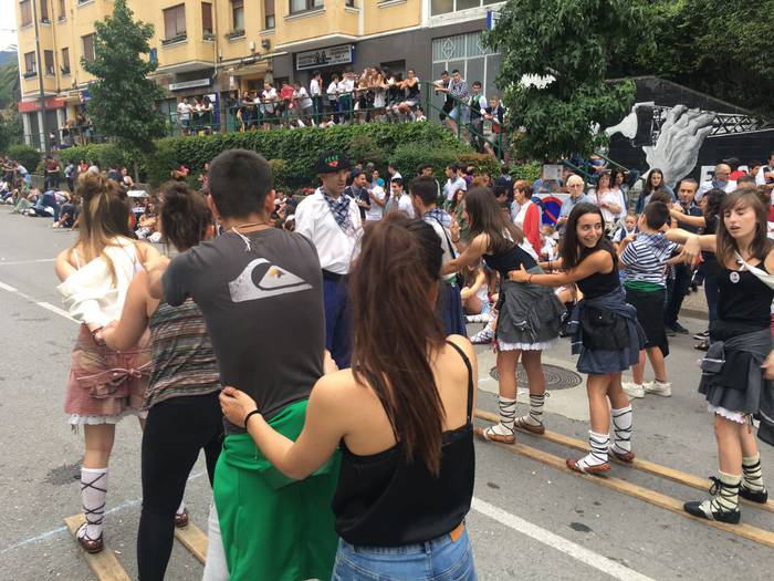 Suziria piztuta lehertu da j 61 1502814924068