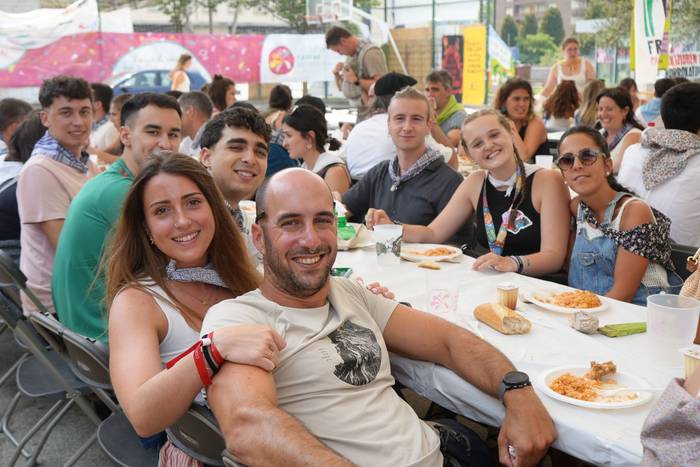 Ehunka lagunek egin dute bat 4 1755422998286