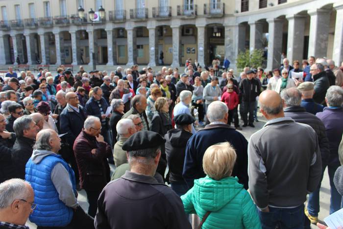 Aiaraldeko plazak bete dituz 9 1520881176534