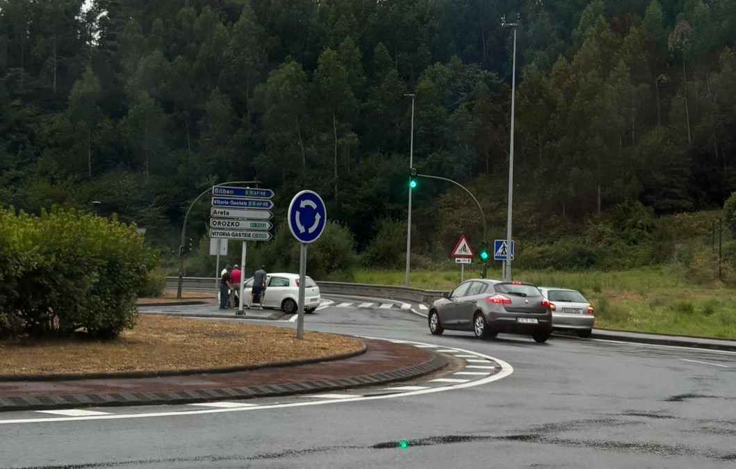Zauritu bat Atxetako sarreran gertatutako auto istripuan
