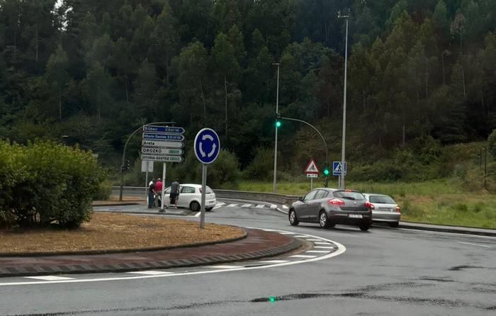 Zauritu bat Atxetako sarreran gertatutako auto istripuan