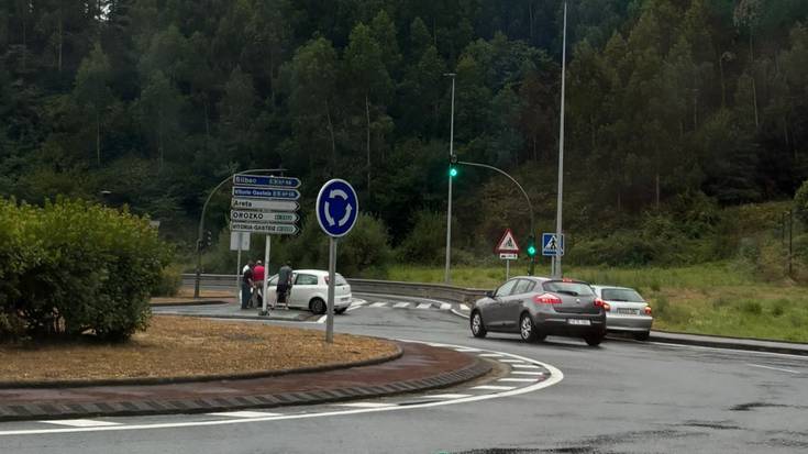 Zauritu bat Atxetako sarreran gertatutako auto istripuan