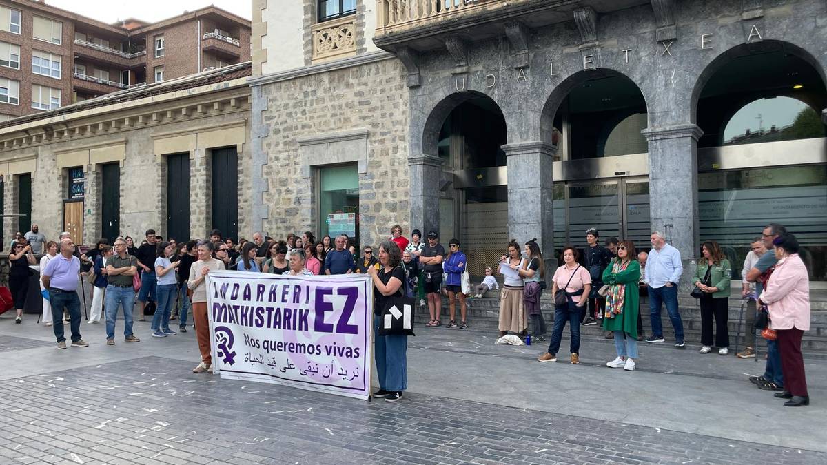 Dozenaka lagunek salatu dute Basauriko hilketa matxista