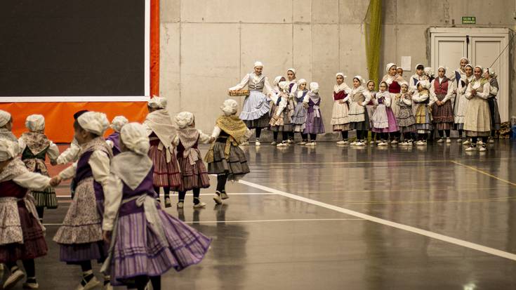 Ubixeta dantza taldeak dantzan jarri du Orozkoko pilotalekua, Gabonetako emanaldiarekin