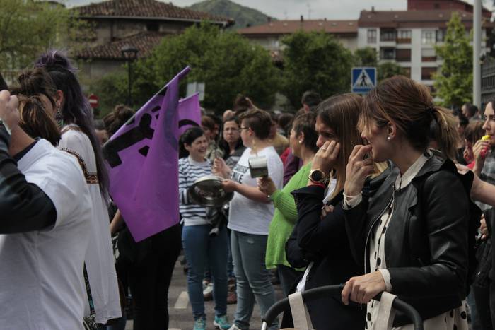 Aiaraldeko mugimendu feministaren epaitegiko protesta