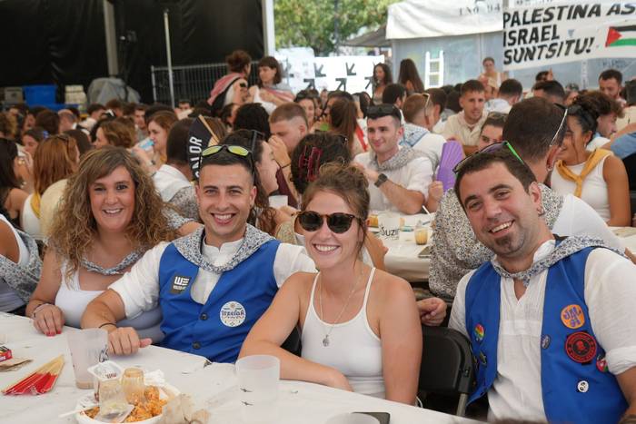 Ehunka lagunek egin dute bat 29 1755423074173