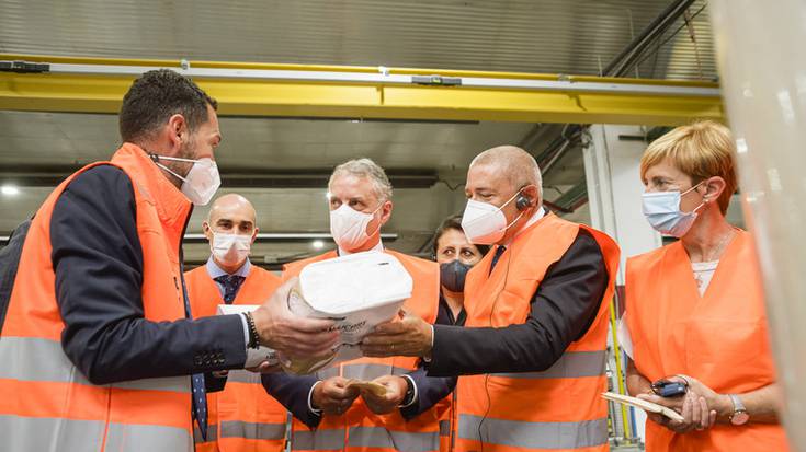 Lucart enpresan egon dira Iñigo Urkullu eta Arantxa Tapia, linea berriaren inaugurazioan