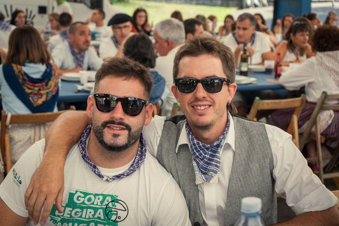 Ehunka lagun bildu dituzte j 44 1757018451643