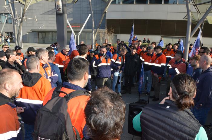 Tubos Reunidoseko langileek  23 1772101340131