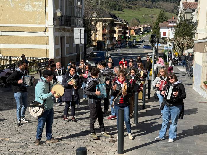 Trikitilari eta panderojole  1 1771781829982