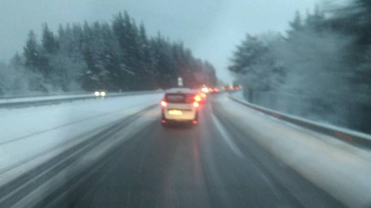 Elurrak trafiko arazoak sortu ditu goizeko lehen ordutik