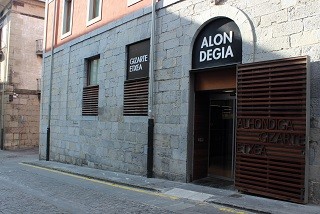 Alondegia Gizarte-Etxearen kudeaketa eta koordinazio integrala lizitatuko du Udalak