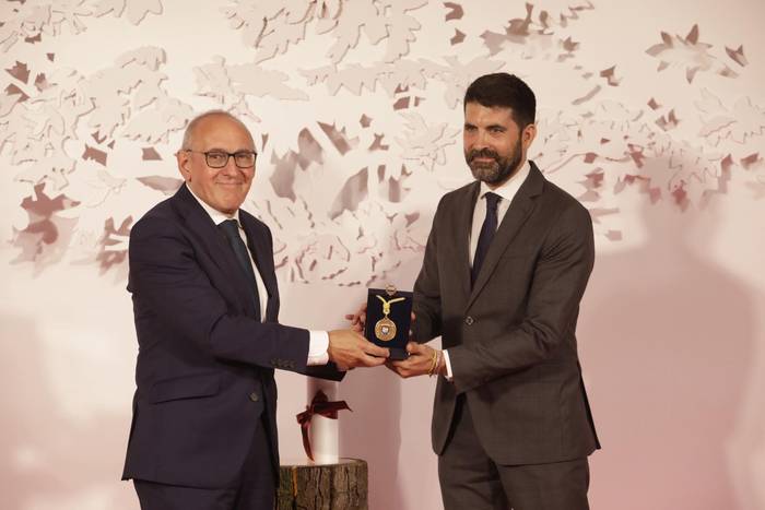 Hilosteko omenaldia egin dio Arabako Foru Aldundiak Luis de Lezamari, Arabako Domina emanda