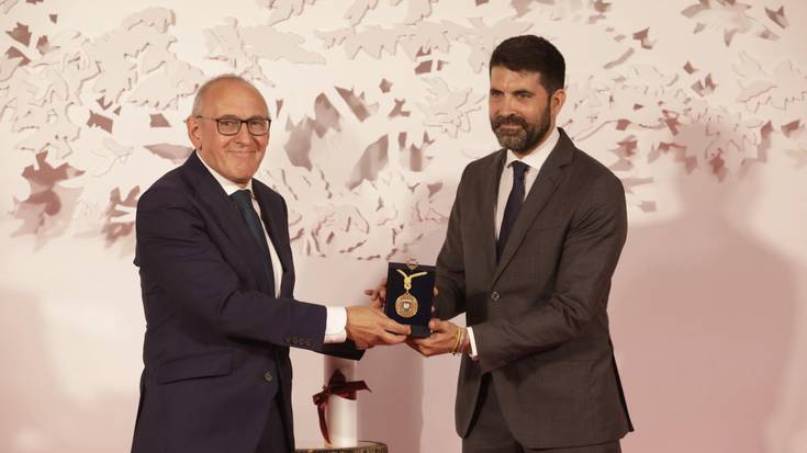 Hilosteko omenaldia egin dio Arabako Foru Aldundiak Luis de Lezamari, Arabako Domina emanda