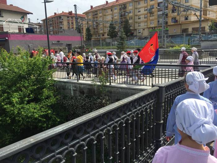 Ehunka dantzari eta ikusle b 4 1524460674747