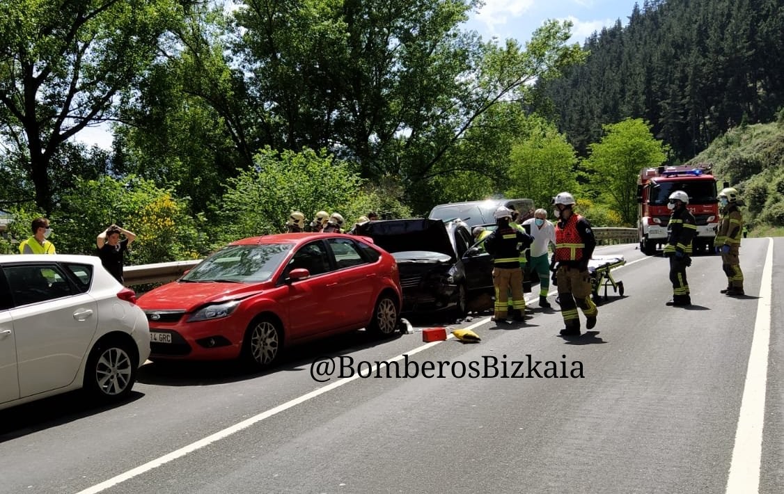 Bi herritar zauritu dira auto istripu baten ondorioz, eta bat ibilgailutik atera behar izan dute suhiltzaileek