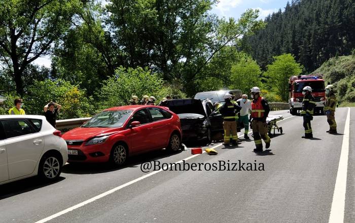 Bi herritar zauritu dira auto istripu baten ondorioz, eta bat ibilgailutik atera behar izan dute suhiltzaileek