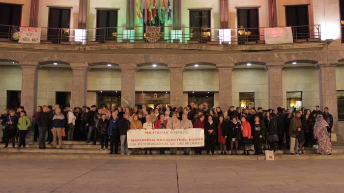 Ehunka lagun bildu dira esku 9 1489001053687