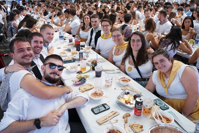 Jendetza batu da kuadrillen  11 1756401751907