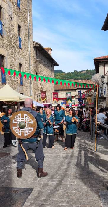 Jendez beteta itzuli da Artz 7 1758400026053